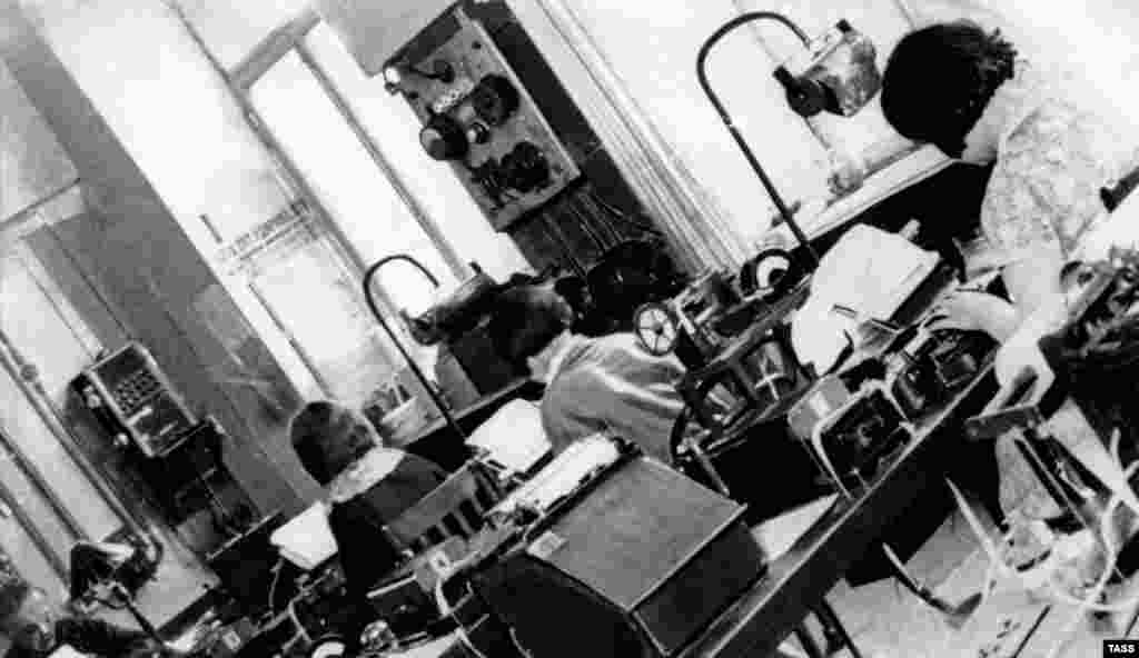 TASS journalists in a Moscow newsroom in 1933, showing the agency as an industrial news apparatus.