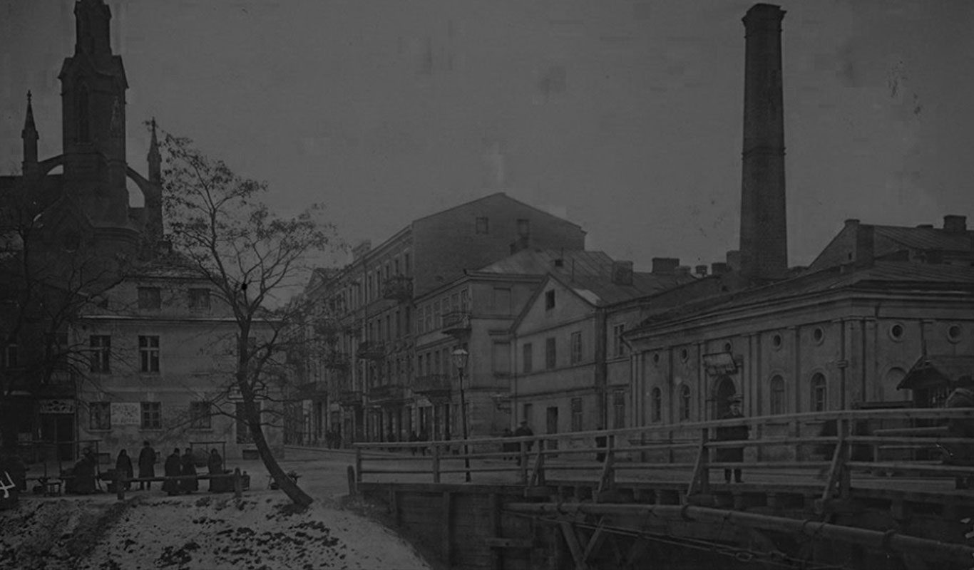 Dziewczynka z kiduszowym pucharkiem