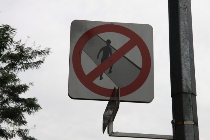 Na początek - standard w wielu krajach - czyli zakaz przejścia przez ulicę w miejscu niedozwolonym; mocno pilnowany zakaz dlatego nieraz nadrabiamy kilkaset metrów, byle przejść poprawnie